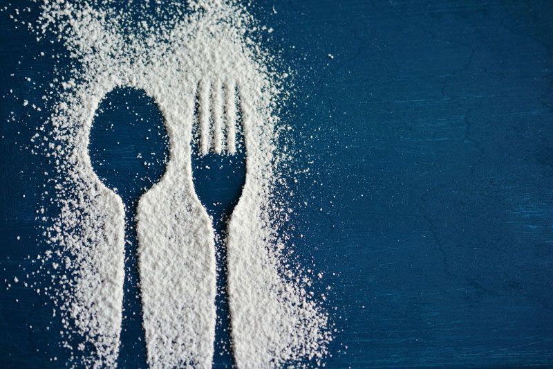 Schlicht und elegant eingerichtetes Restaurant mit grauen Wänden und dunklen Möbeln.A simple and elegantly furnished restaurant with gray walls and dark furniture.