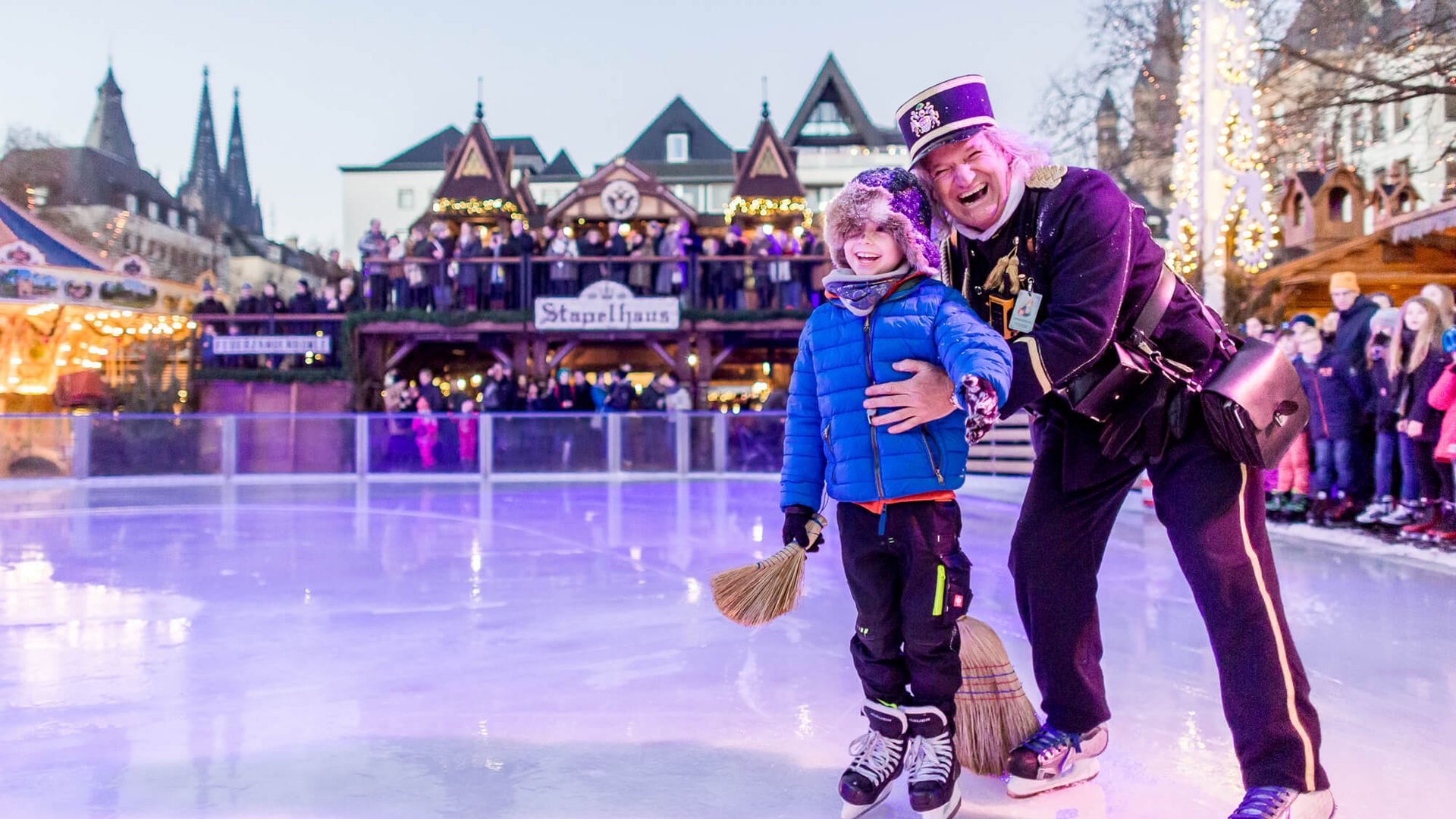 Freiluft-Eisbahn auf dem Weihnachtsmarkt 'Heimat der Heinzel' in der Kölner Altstadt ©Weihnachtsmarkt Kölner Altstadt