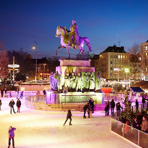 Freiluft-Eisbahn auf dem Weihnachtsmarkt "Heimat der Heinzel" in der Kölner Altstadt ©KölnTourismus GmbH, Dieter Jacobi