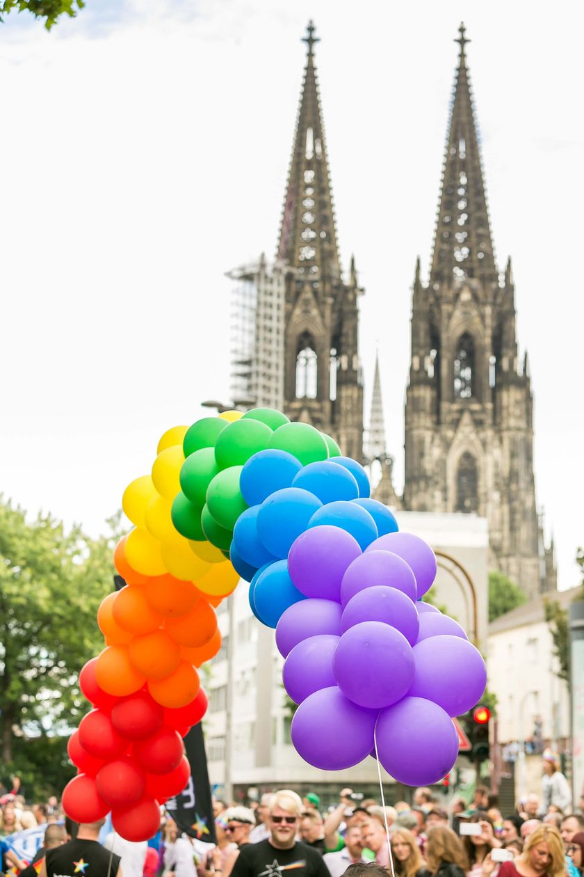 A balloon rainbow in front of the Cologne Cathedral.