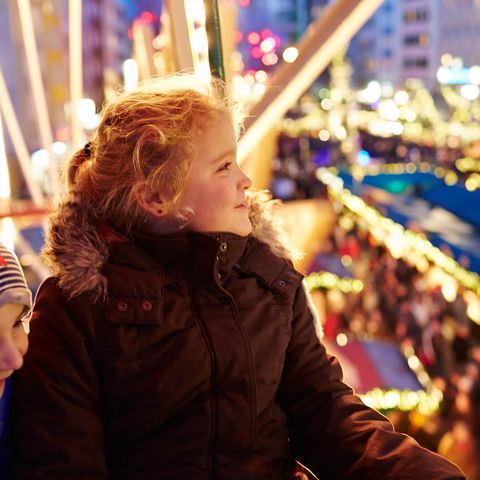 Kinder auf dem Weihnachtsmarkt 'Heimat der Heinzel' in der Kölner Altstadt