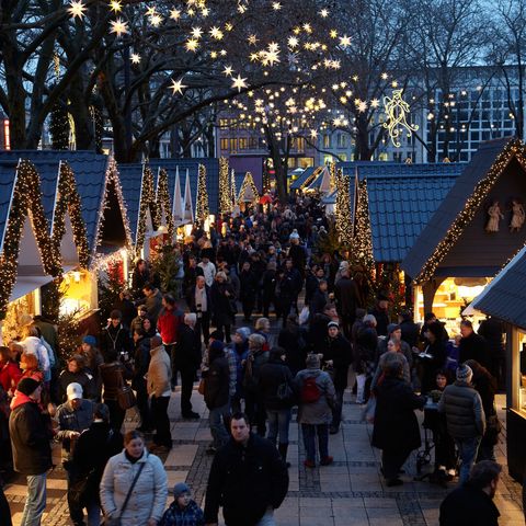 Besucher auf dem 'Markt der Engel' auf dem Kölner Neumarkt ©KölnTourismus GmbH